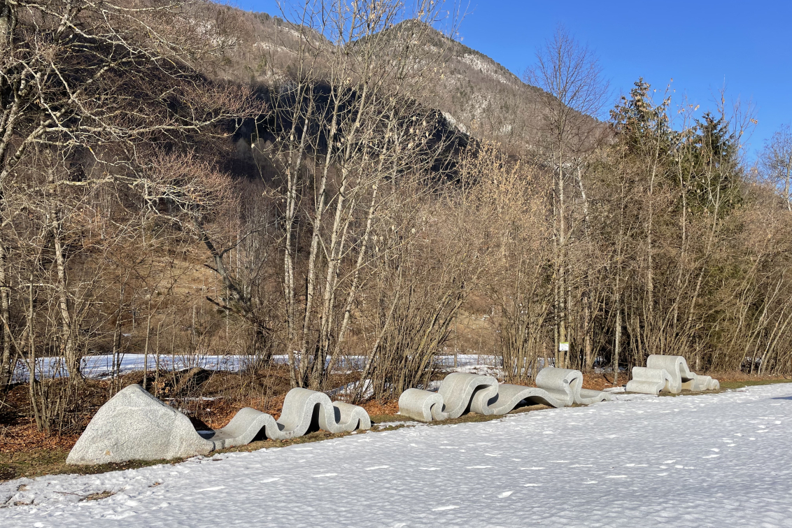 Arte Sella Benchmark: Infrastrutturazione del sentiero Montura presso Val Sella con opere artistiche posizionate lungo il percorso come luoghi di sosta e contemplazione
